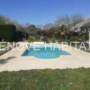 Nettoyage d’une terrasse et margelles autour d’une piscine